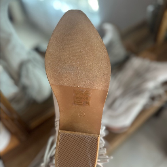 Gorgeous grey Fringe boots - Picture 9 of 9